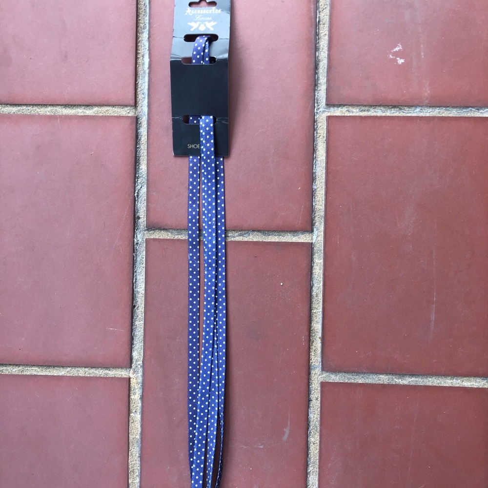 3 pair shoelaces.